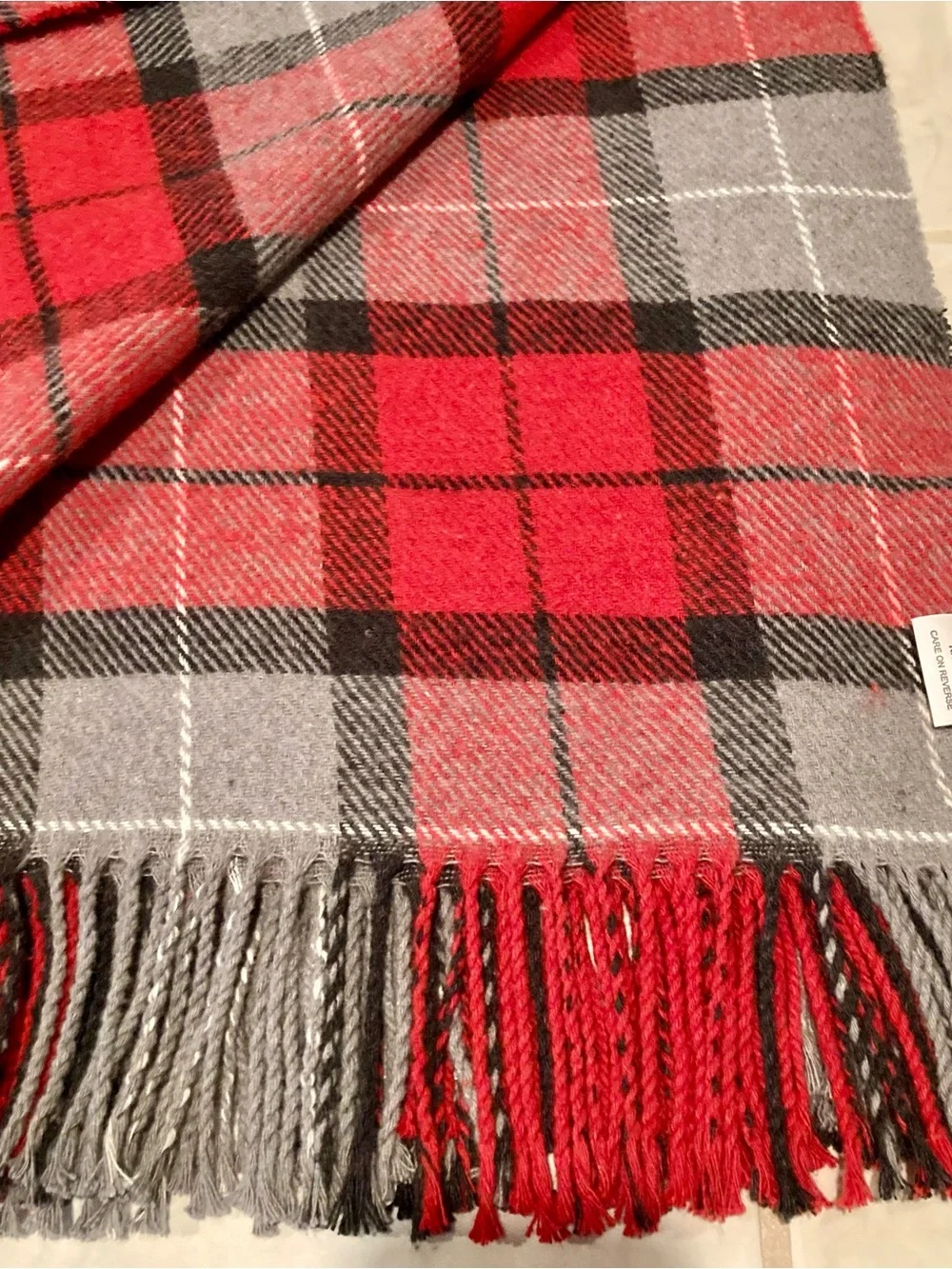 NWT Nido Notte Italia Plaid Throw- red plaid